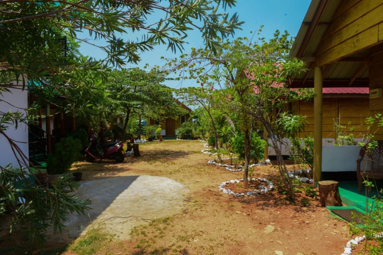 ซันน์ ท็อป คาบานา Hotel ตรินโคมาลี ภายนอก รูปภาพ
